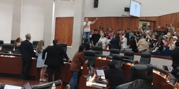 Martes convulso en SLP, protesta irrumpe Pleno Legislativo, exigen se derogue “Ley Serrano”