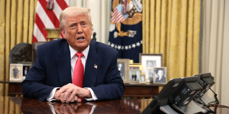 Tribunal da revés a Trump en intención de limitar ciudadanía por nacimiento en EU
