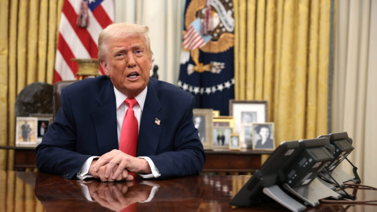 Tribunal da revés a Trump en intención de limitar ciudadanía por nacimiento en EU