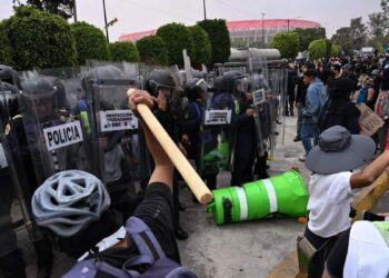 Aparece el “Bloque Negro”, enfrenta a policías y aficionados cerca del estadio
