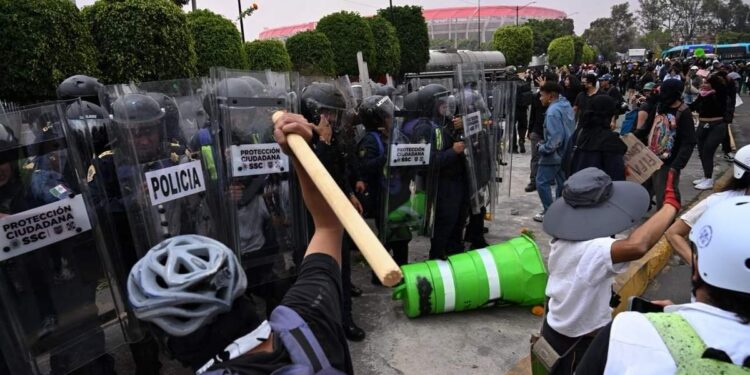 Aparece el “Bloque Negro”, enfrenta a policías y aficionados cerca del estadio