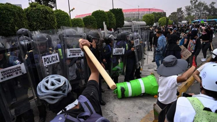Aparece el “Bloque Negro”, enfrenta a policías y aficionados cerca del estadio
