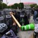 Aparece el “Bloque Negro”, enfrenta a policías y aficionados cerca del estadio
