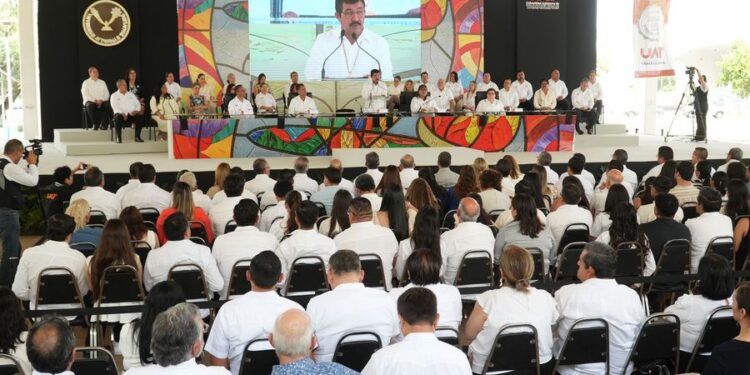 En homenaje solemne reconoce la UAT trayectoria de 215 docentes