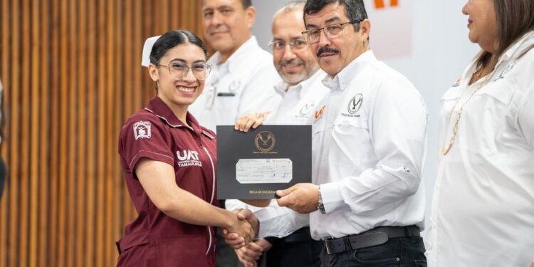 Reconoce la UAT excelencia académica con la entrega de más de 600 becas y estímulos educativos