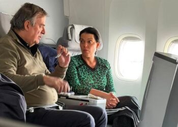 Viaja Marcelo Ebrard en clase ejecutiva en vuelo comercial rumbo a Alemania