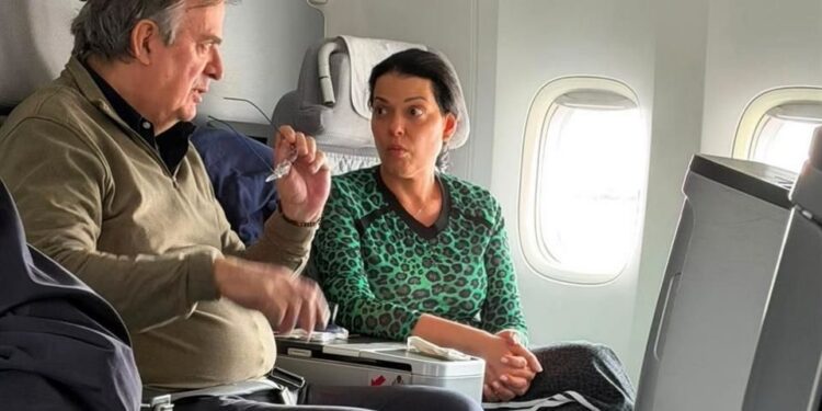 Viaja Marcelo Ebrard en clase ejecutiva en vuelo comercial rumbo a Alemania