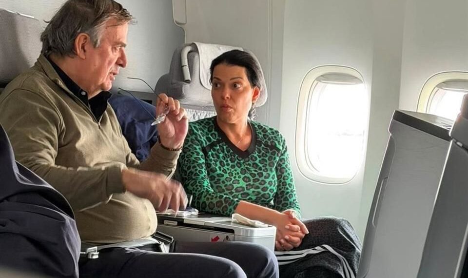 Viaja Marcelo Ebrard en clase ejecutiva en vuelo comercial rumbo a Alemania