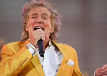 Rod Stewart interrumpe concierto y recibe asistencia médica y oxígeno de emergencia