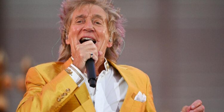 Rod Stewart interrumpe concierto y recibe asistencia médica y oxígeno de emergencia