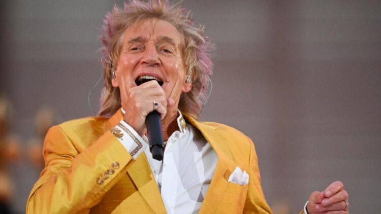 Rod Stewart interrumpe concierto y recibe asistencia médica y oxígeno de emergencia