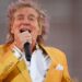 Rod Stewart interrumpe concierto y recibe asistencia médica y oxígeno de emergencia