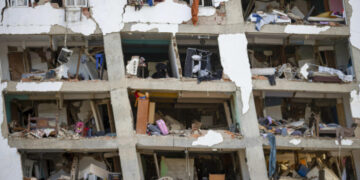 Sube a más de 900 número de muertos en Venezuela, horas críticas para el rescate