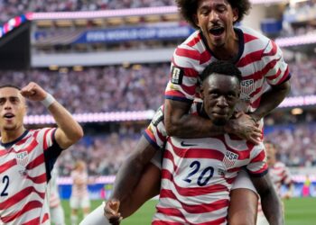 EU golea y luce con buen futbol, vence con categoría a Paraguay 4 a 1
