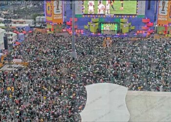 El Zócalo luce a reventar por partido de México