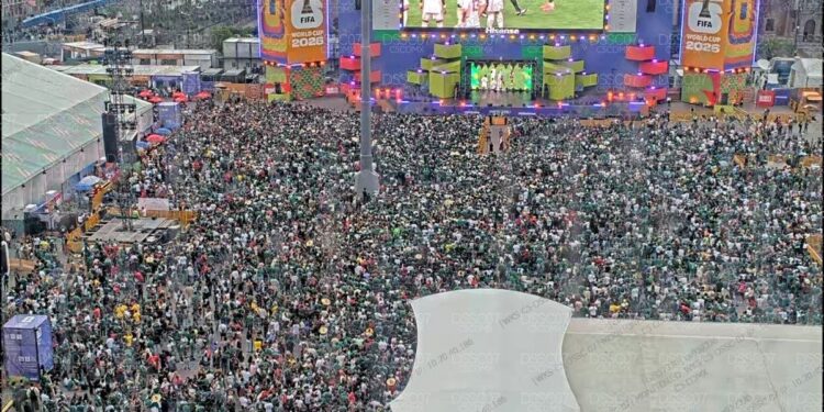 El Zócalo luce a reventar por partido de México