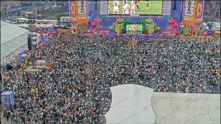 El Zócalo luce a reventar por partido de México