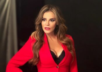 Aparatosa caída de Lucía Méndez en zafarrancho de prensa