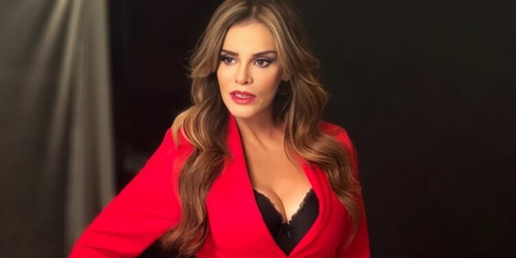 Aparatosa caída de Lucía Méndez en zafarrancho de prensa