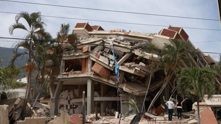 Intensas labores de rescate en Venezuela; más de mil 700 personas muertas