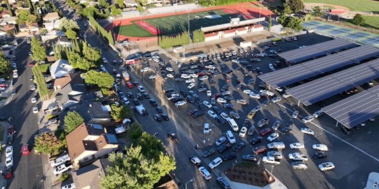 Un muerto y tres heridos en tiroteo durante graduación de escuela secundaria en California