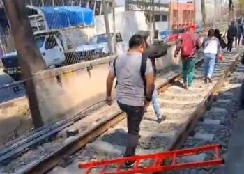 Falla en el tren ligero obliga a usuarios a caminar sobre las vías