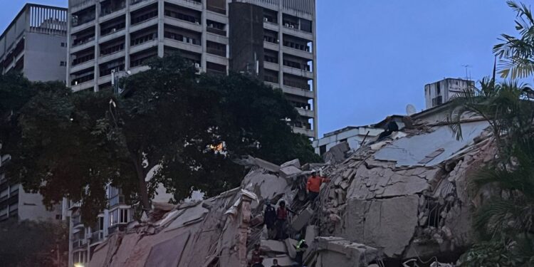Dos sismos  magnitud 7.5 y 7.2 sacuden a Venezuela, colapsan viviendas y edificios