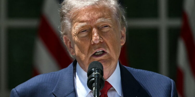 Cárteles “dirigen México” y la presidenta está “muy asustada”: Donald Trump