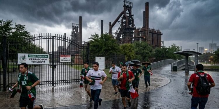 Pegan fuertes lluvias a Nuevo León, cierran Fan Fest