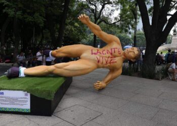 Mega marcha y bloqueos de la CNTE, derriban estatuas gigantes de futbolistas