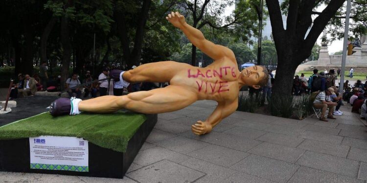 Mega marcha y bloqueos de la CNTE, derriban estatuas gigantes de futbolistas
