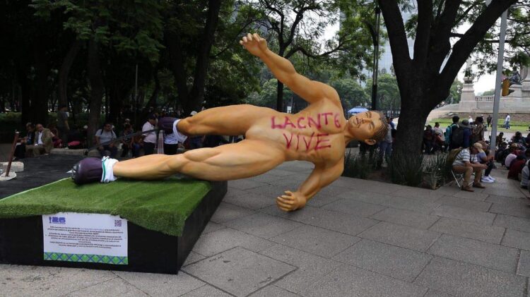 Mega marcha y bloqueos de la CNTE, derriban estatuas gigantes de futbolistas