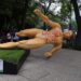 Mega marcha y bloqueos de la CNTE, derriban estatuas gigantes de futbolistas