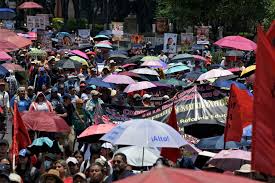 Pese a lluvia CNTE va rumbo al estadio Azteca, juegan Colombia vs Uzbekistan