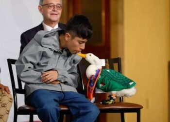 La sensación del Mundial, el pato “Merlín” llega hasta la Mañanera