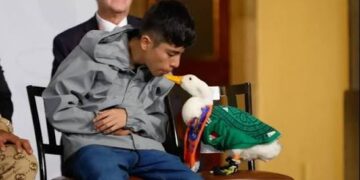 La sensación del Mundial, el pato “Merlín” llega hasta la Mañanera
