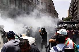 CNTE irrumpe en edificio de SEP, vandalizan y causan destrozos