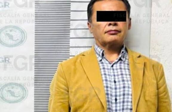 Detienen a exfuncionario del SAT por presunto enriquecimiento ilícito