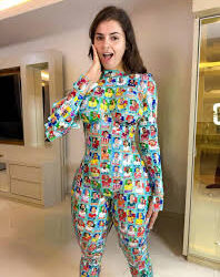 Influencer brasileña se convierte en álbum humano con estampitas del Mundial