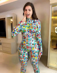 Influencer brasileña se convierte en álbum humano con estampitas del Mundial