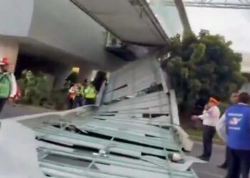 Colapsa techumbre de puente peatonal en el AICM, resulta afectada  automovilista