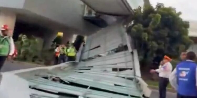 Colapsa techumbre de puente peatonal en el AICM, resulta afectada automovilista