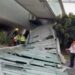 Colapsa techumbre de puente peatonal en el AICM, resulta afectada automovilista