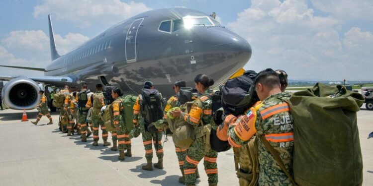 México envía a Venezuela dos aviones con 261 rescatistas, médicos y 18 binomios caninos