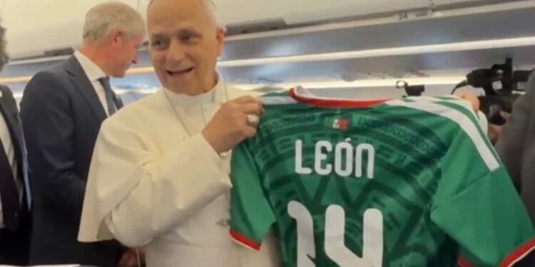 Sorprende el Papa León XIV posando con la playera de México