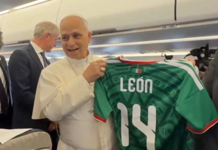 Sorprende el Papa León XIV posando con la playera de México