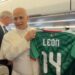 Sorprende el Papa León XIV posando con la playera de México