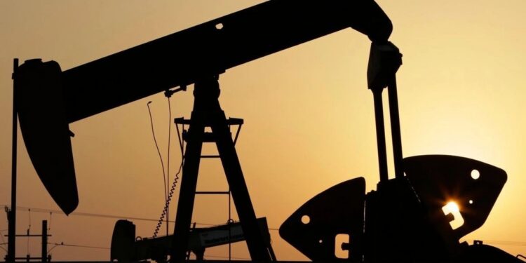 Las reservas de petróleo de EU caen a niveles que preocupan al mercado