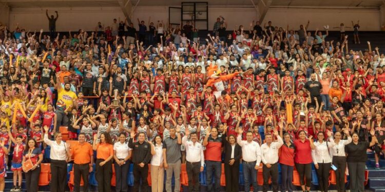 El rector Dámaso Anaya consolida el éxito de la primera Copa UAT de Básquetbol