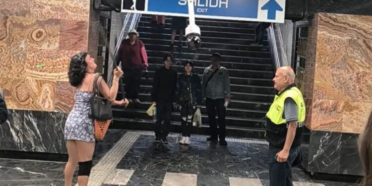 Colectivos trans causan destrozos en línea 2 del Metro, «recién remodelada»